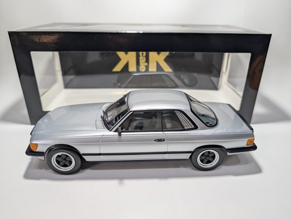 Macheta KK Scale 1:18, 1985 Mercedes-Benz 500 SLC 6.0 AMG C107