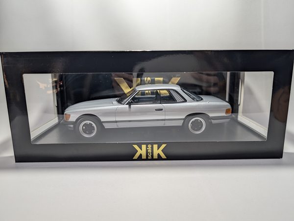 Macheta KK Scale 1:18, 1985 Mercedes-Benz 500 SLC 6.0 AMG C107 - imagine 12