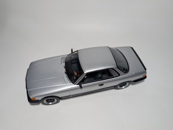 Macheta KK Scale 1:18, 1985 Mercedes-Benz 500 SLC 6.0 AMG C107 - imagine 9